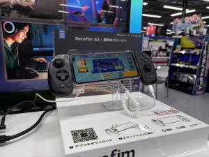 ヨドバシカメラ店頭の展示台に設置されたSerafim S3。スマートフォンを装着した実機が展示され、来店者が実際に操作感を試せるようになっている。背後には製品紹介パネルが掲示されている。