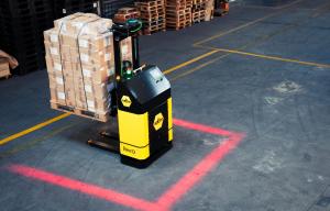 BEE12 Carrello Autonomo al lavoro con pallet da 1200 kg