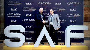 SUSTAERO CEO Keith Gillard shakes hands with Nextchem Business Development Manager Andrea Bonanni at SAF European Congress