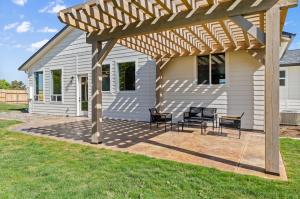 Pic of back patio shows the concept of The upscale inpatient mental health programs at Icarus Wellness and Recovery in Boise are JCAHO-accredited and in a welcoming setting