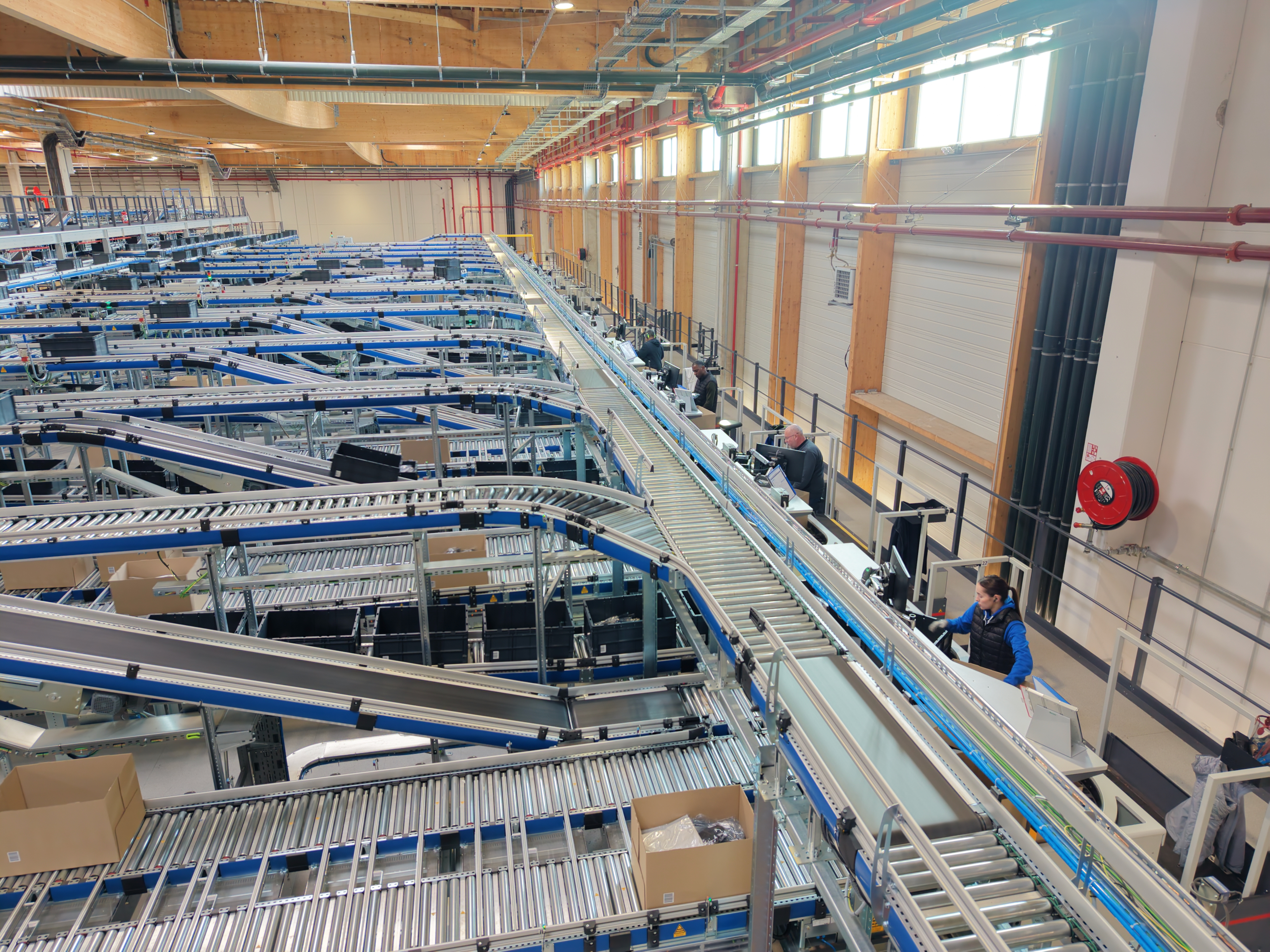 Photo of some of the warehouse automation inside the highly automated fulfillment center for Intersport in France