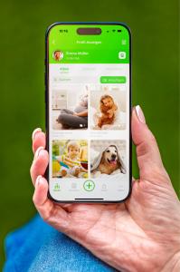 App-Bildschirm mit Familienfotos, die in Alben organisiert sind
