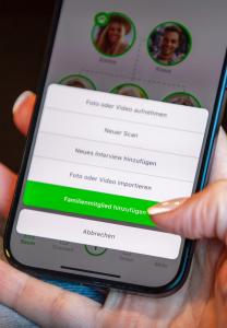 App-Bildschirm mit Menüoptionen zum Hinzufügen neuer Fotos oder Familienmitglieder