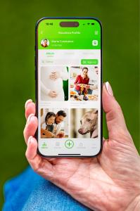 Schermata dell’app che mostra foto di famiglia organizzate in album