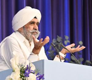 Sant Rajinder Singh Ji Maharaj giving a public discourse