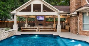Outdoor Living Area by Picklo Homes