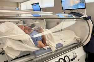 Hard shell hyperbaric chamber,