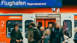Bahnsteig an einem deutschen Bahnhof mit zahlreichen wartenden Reisenden, deren Gesichter automatisch unkenntlich gemacht wurden – Demonstration der KI-gestützten Video-Anonymisierung von BlurMe