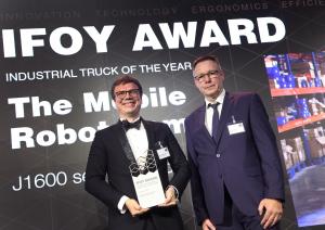 Emil Hauch Jensen, CEO of The Mobile Robot Company, receives the IFOY Award from Udo Schmidt at the IFOY Award ceremony.