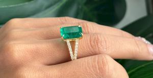 Lab-grown emerald ring in yellow gold with diamond pavé split band, handcrafted by SilviQ in Bangkok.