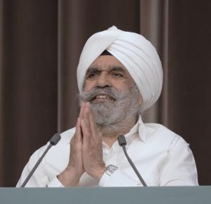 ant Rajinder Singh Ji greeting the audience on the 28th of June during his talk Meditation: Silence that Awakens