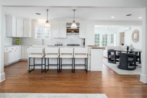 Luxury kitchen staged by Jsquared Interior Staging & Design, led by Johnathan H. Miller, honored on the RESA® 2025 Top 100 Most Influential People in Real Estate Staging™.