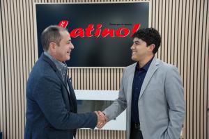 José Darío Rey Peña, fundador y CEO de Magazine Latino Media Inc., junto a Daniel Rojas, Director de Comunicaciones y Medios, durante el anuncio de la transición de liderazgo de la histórica publicación hispana en Canadá.