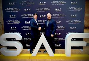 SUSTAERO CEO Keith Gillard shakes hands with Topsoe Licensing Director Federico Cristofoli