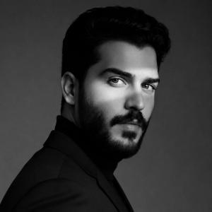 Official portrait of Munif Abdulhadi, Artificial Intelligence Specialist and Digital Creator.
