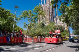 La caravana de Marcilla recorrió los enclaves más emblemáticos de Barcelona durante la salida del Tour.