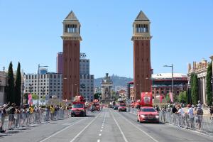 La caravana de Marcilla recorrió los enclaves más emblemáticos de Barcelona durante la salida del Tour.