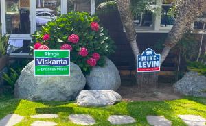 Campaign signs for Levin and Viskanta
