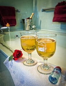 Bath with champagne and flowers at Holden House