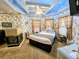 Bed with vaulted ceiling at Holden House B&B