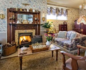 Common areas to relax are great features of Holden House hospitality