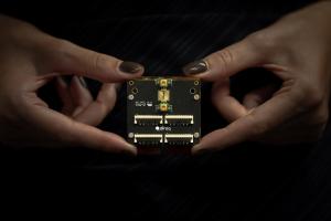 Picture of the silicon spin qubit processor measured by Diraq