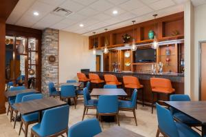Spinner’s Bar & Grille serves as a major convenience factor for guests looking for a reliable dinner near RDU Airport.