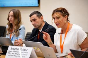 Jevgenija Malecka speaking at the OSCE side event in Vienna