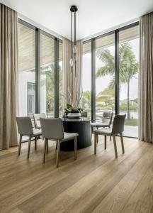 luxury-hardwood-flooring-dining-room