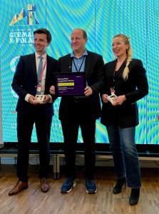 Governor Jared Polis with competition winners Dr. Ina von Haeften (Ewigbyte) and Philipp Engelkamp (Telura)