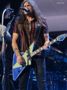 Phil X toca la Voltage Da Vinci de Cream Guitars durante la presentación de Bon Jovi en el Madison Square Garden el 12 de julio de 2026.