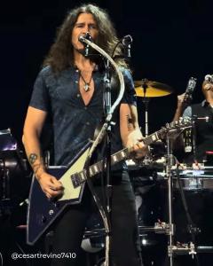 Phil X junto a la Voltage Da Vinci de Cream Guitars durante la presentación de Bon Jovi en el Madison Square Garden.