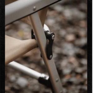 Close-up of the aluminum alloy frame and folding hinge lock on a SunnyFeel outdoor chair.