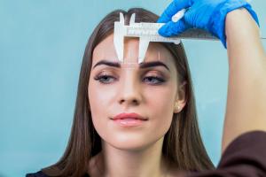 A Padra specialist maps a patient’s eyebrow shape during a private consultation.
