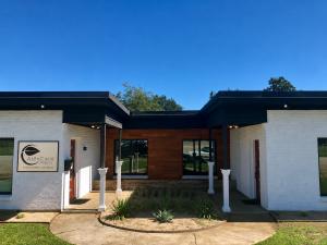 Exterior of AlēvCare Hospice headquarters in Mansfield, Texas, serving patients throughout North Texas.