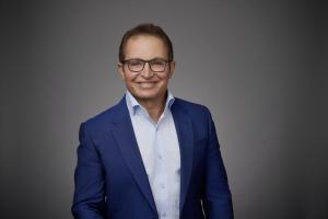 Dan Daniels is the founder and CEO of Daniels Health. He formed the company in 1986 with a simple yet audacious vision: to protect healthcare workers from needlestick injuries.