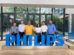 Photo of Hongxin Chen (Head of Advanced HDR Certification Lab, Philips), Ernest Ma (Director of Standardization, Philips), Paulo Henrique Castro (President of SET), Luana Bravo General (Director of SET), Osamu Yamaguchi (New Business Director, Mirakulo),