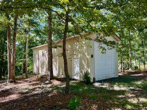5 BR/4.5 BA ranch-style brick home w/finished basement on 2.49 +/- acres in Orange County, VA •	This home measures 4,868 +/- gross sf. (3,339 +/- sf per tax records) and features 3 bedrooms and 3.5 bathrooms on the main level and 2 bedrooms and 1 full bathroom