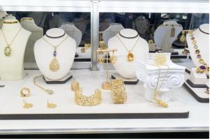 Alberto Luzzi Jewelry (Photo Credit: SIPA USA for AP / Dave Warren)