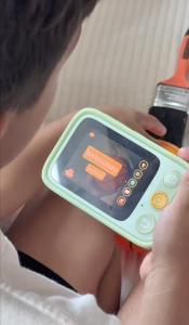 Child using a Dr.Look Ai Learning Camera to learn the Spanish word “baloncesto” for basketball.