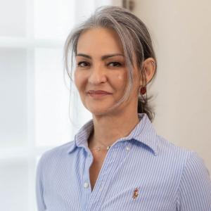 Elena Cajka, Naturheilpraktikerin TEN, in der Naturheilpraxis Elena Cajka in Zürich-Witikon, Porträt im Beratungszimmer