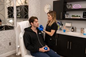 injecting-botox-at-refresh-aestheics-and-wellness-in-jupiter