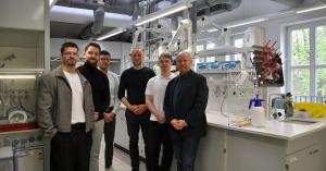 Research team from ALGATEC and TU Bergakademie Freiberg in a battery research laboratory, working on the development of lithium-free battery technologies.