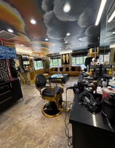Entourage Barbershop Inside