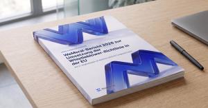 Ein gedrucktes Exemplar des WeMoral-Berichts 2026 zur Umsetzung der Whistleblower-Richtlinie in der EU liegt auf einem Schreibtisch neben einem Stift und einem Laptop.