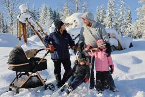 A family photo of Vince, Caroline, and their two children in the snow