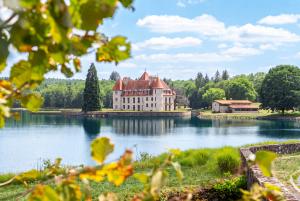 Six private lakes set within 710± acres of forest and farmland