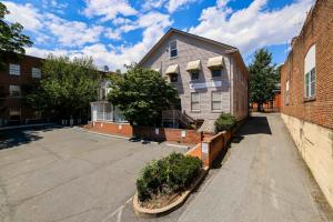 3 attached commercial buildings w/13 parking spaces -- 2 of the buildings are currently income producing -- All Zoned B1 -- Located directly across the street from the historic Loudoun County Courthouse Complex -- Located on E Market St. (Rt. 7)
