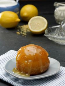 picture of sticky toffee lemon drizzle pudding with some lemons
