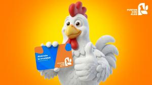 Gallina contenta sosteniendo una tarjeta de programa de lealtad.